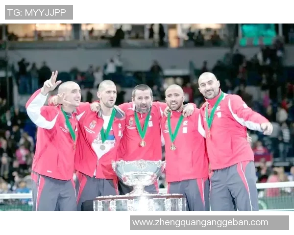 传奇球星的成长与辉煌之路：盘点足球历史上的顶级人物与传奇时刻