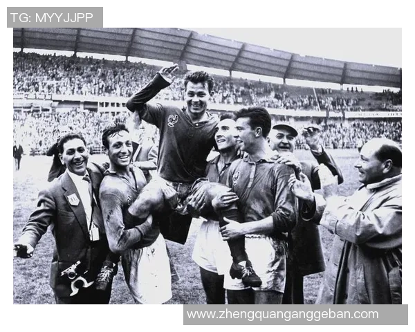 历史足球排名前十球星的辉煌成就与传奇瞬间回顾 历史足球排名前十球星的辉煌成就与传奇瞬间回顾